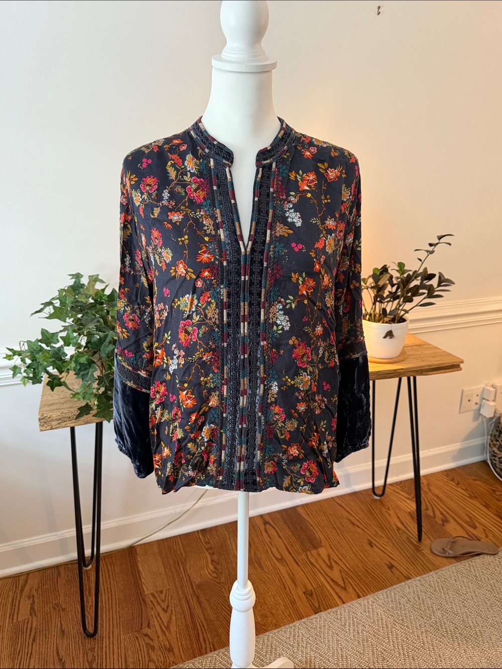 Johnny Was Navy/Floral Mandarin collar top. VGUC Size M.